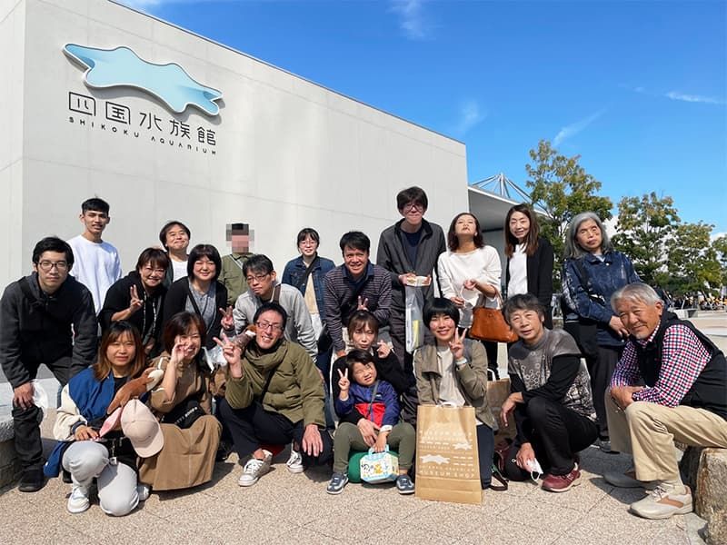 株式会社末広の社員旅行の集合写真。世代を超えて交流できる職場の雰囲気